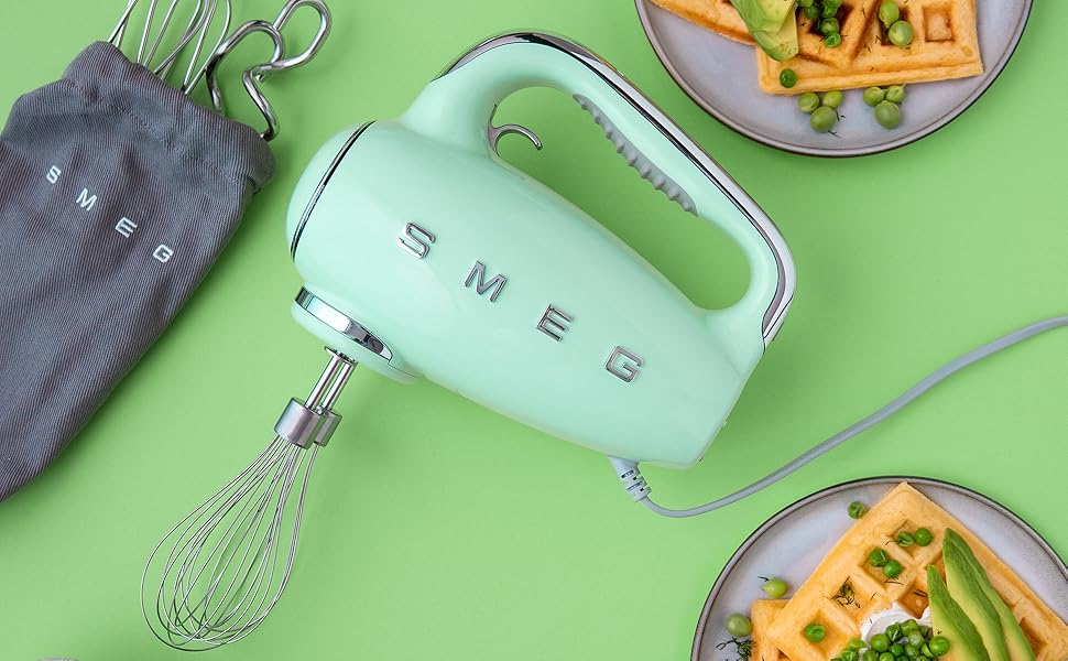 Batedeira Portátil SMEG Verde Retrô 9 Velocidades 220W Display LED Turbo Acessórios em Inox Bolsa de Armazenamento 110V
