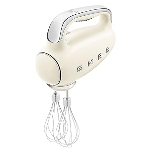 Batedeira Portátil SMEG Creme Retrô 9 Velocidades 220W Display LED Turbo Acessórios em Inox Bolsa de Armazenamento 110V