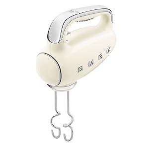 Batedeira Portátil SMEG Creme Retrô 9 Velocidades 220W Display LED Turbo Acessórios em Inox Bolsa de Armazenamento 110V