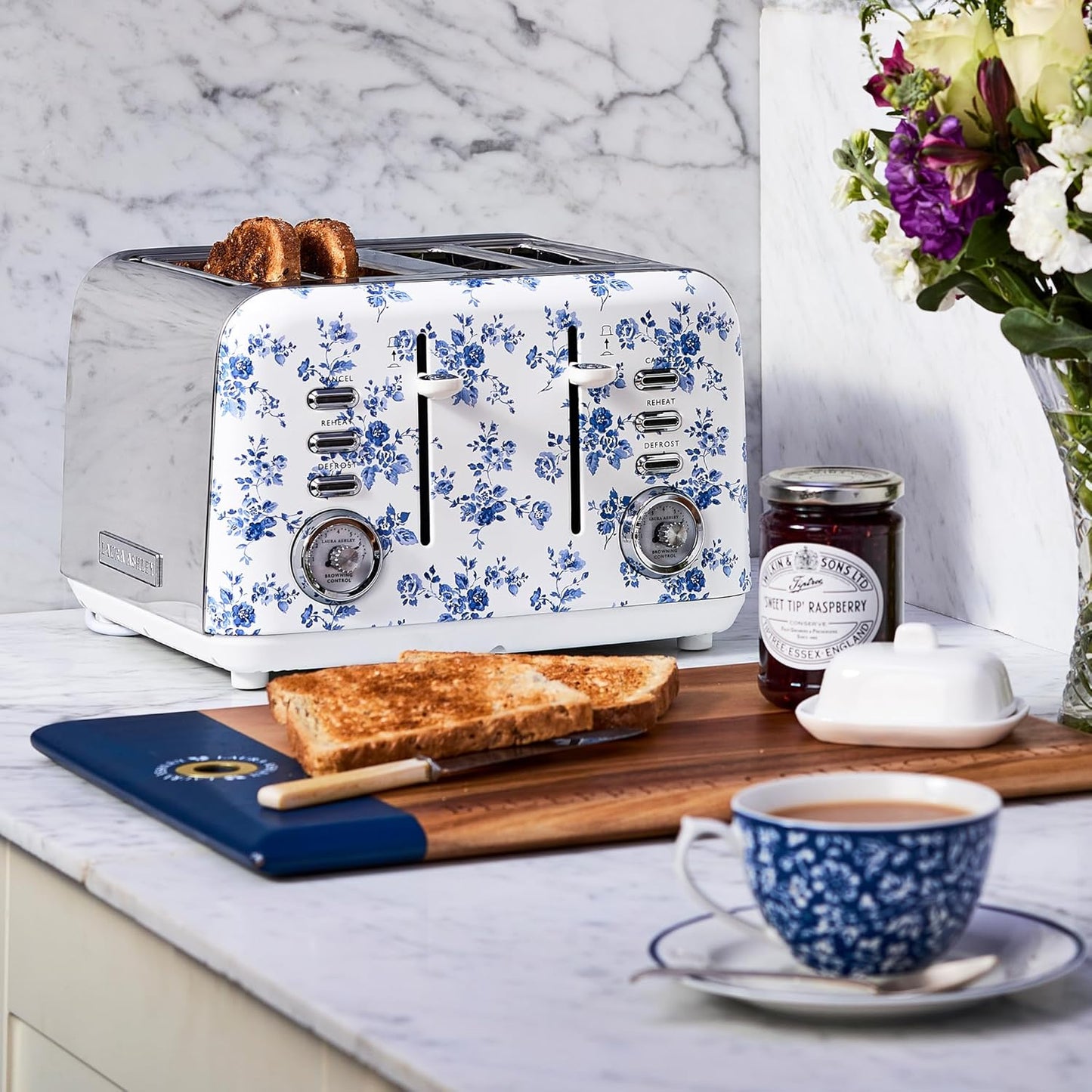 Torradeira 4 Fatias em Aço Inox Laura Ashley Rosa China com estampa floral, Slots Largos, 7 Níveis, Funções Descongelar, Reaquecer, Rack para Croissants, 1500W, 110V