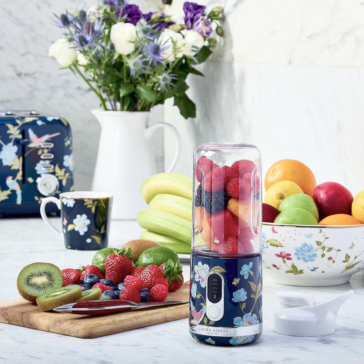 Mini Liquidificador Portátil Laura Ashley 450ml USB Elveden Navy, 100W, 6 Lâminas Inox, Smoothie, Academia, Viagem, Garrafa Tampa Rosqueada