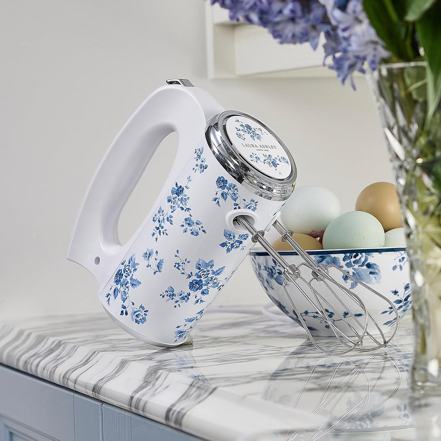 Batedeira de Mão Laura Ashley 200W Branco com Estampa Floral China Rose, 5 Velocidades Turbo Inox VQ-SBSMR57-LACR-US 110V