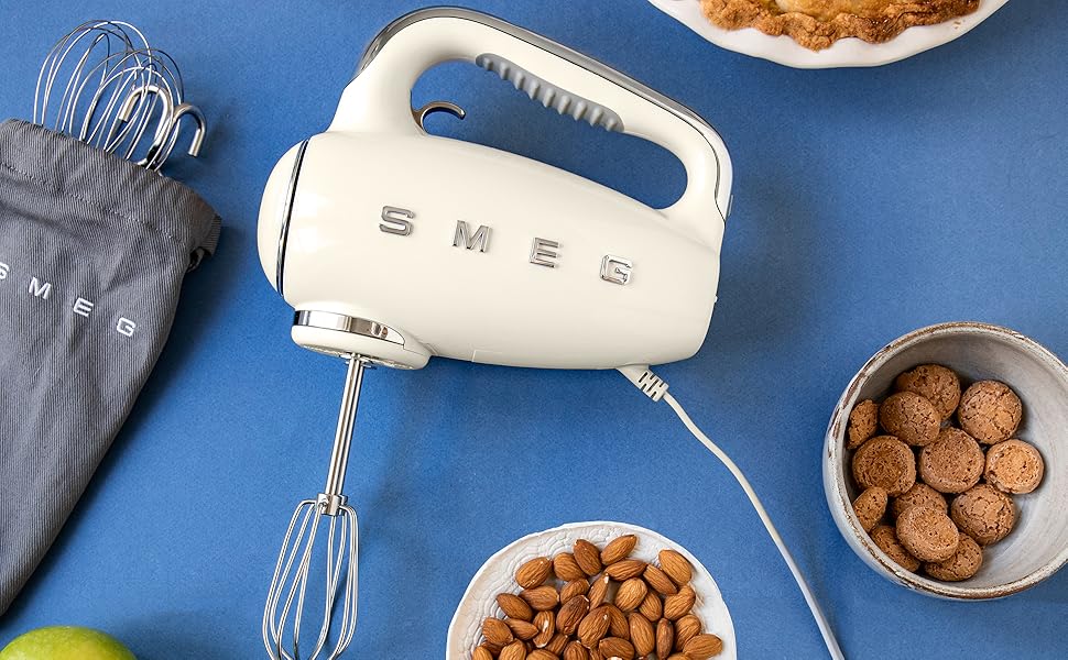 Batedeira Portátil SMEG Creme Retrô 9 Velocidades 220W Display LED Turbo Acessórios em Inox Bolsa de Armazenamento 110V