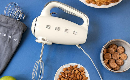 Batedeira Portátil SMEG Creme Retrô 9 Velocidades 220W Display LED Turbo Acessórios em Inox Bolsa de Armazenamento 110V