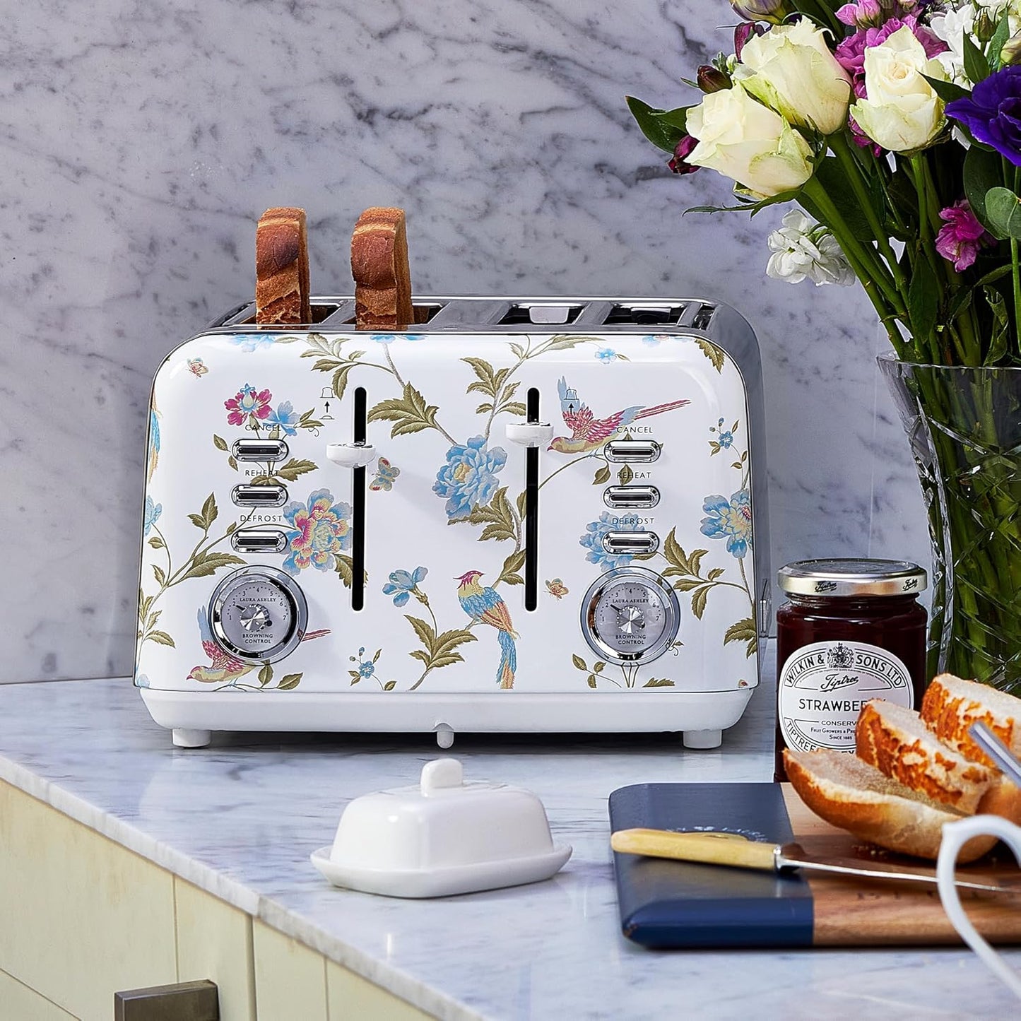 Torradeira 4 Fatias em Aço Inox Laura Ashley Branco com estampa floral Elveden, Slots Largos, 7 Níveis, Funções Descongelar, Reaquecer, Rack para Croissants, 1500W, 110V